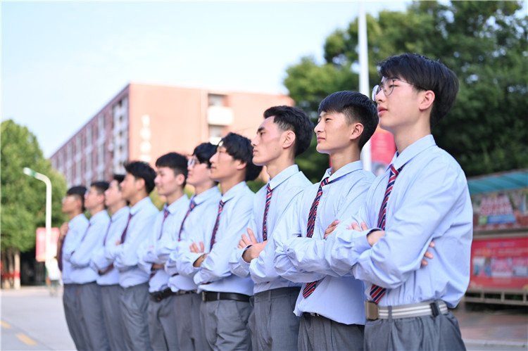 转学有礼丨成为新华“转校生”，实现人生“超车道”