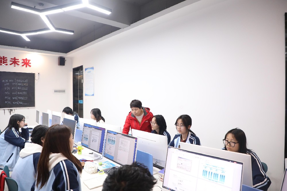 转学新选择：在陕西新华电脑学校探索IT技术的无限可能