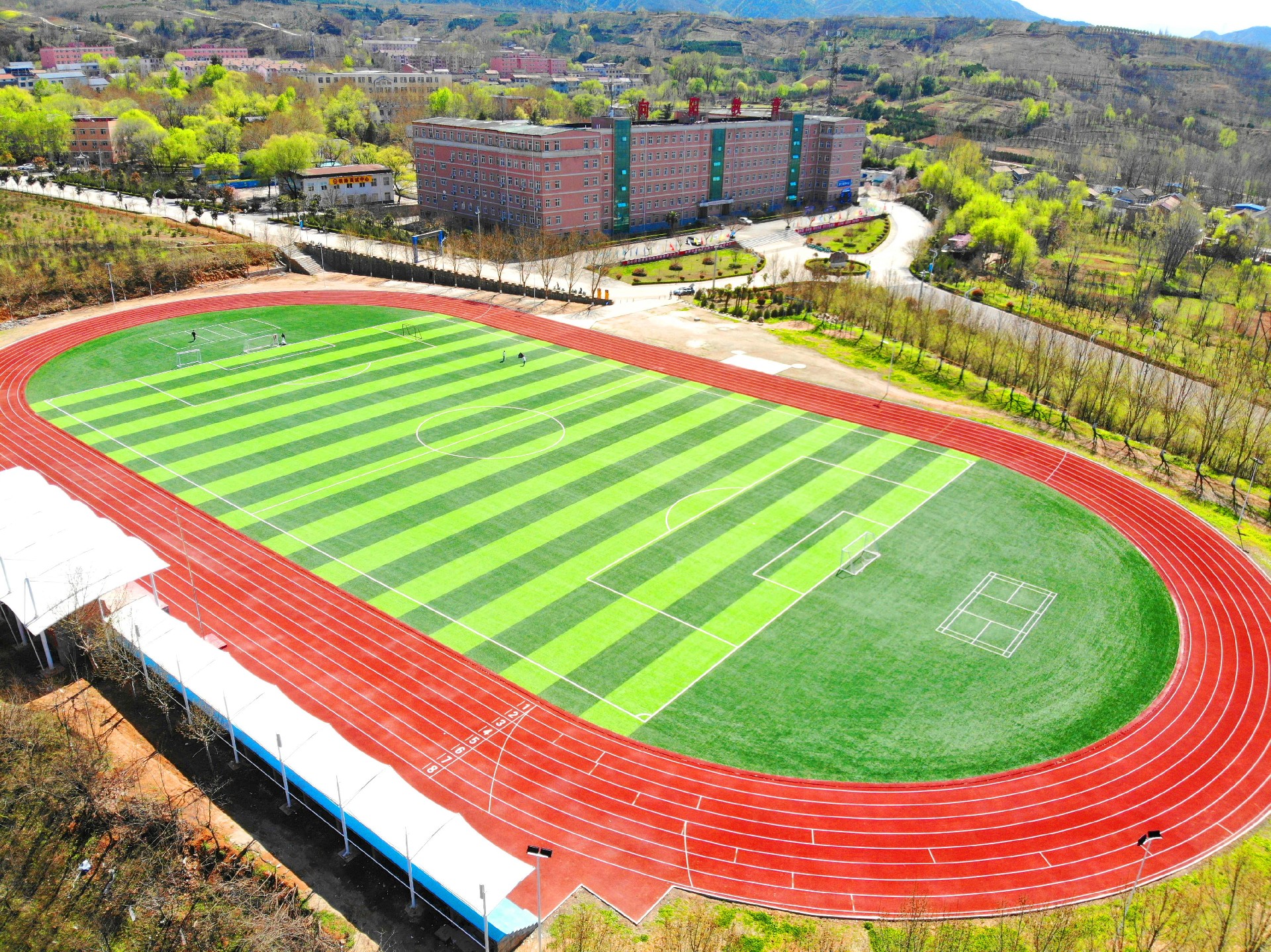 学校操场.jpg
