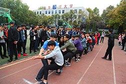 陕西新华拔河比赛乐翻天 老师也来参与啦