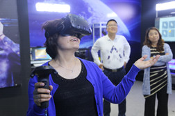  体验VR科技魅力-西安工业大学刘院长一行到我校体验虚拟现实技术