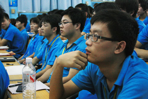正在就读的新华学子见证校友会的成立