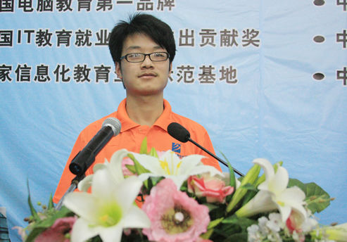 陕西新华电脑软件学校会长武祥作为校友会成员代表进行发言