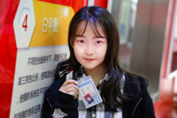 杨轩：“叛逆女”曲折求学路，00后小萝莉圆梦新华