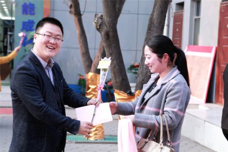 王校长带领学生会部分成员恭祝全体女性教职工节日快乐