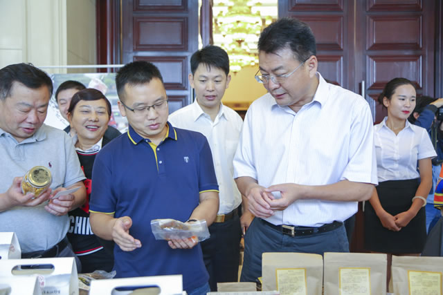 启动仪式后,贵州苗岭半亩田农业发展有限公司副总经理欧光力给新华教育集团副总裁沙旭等参会领导介绍此次比赛推荐产品