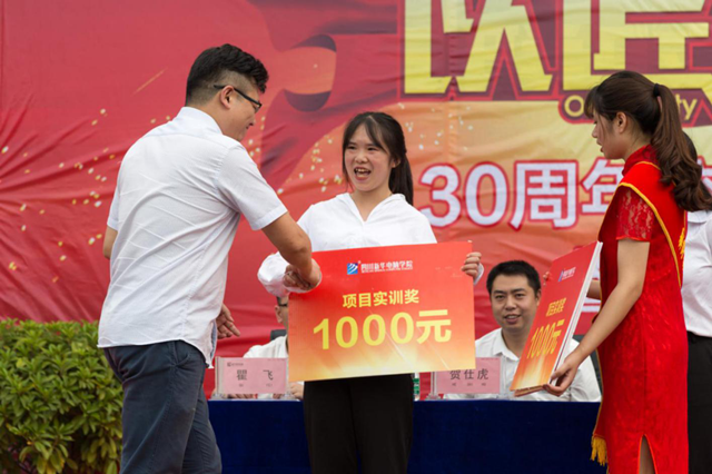 【媒体关注】新华电脑学校就业怎么样，新华校企定制班 助你就业无忧