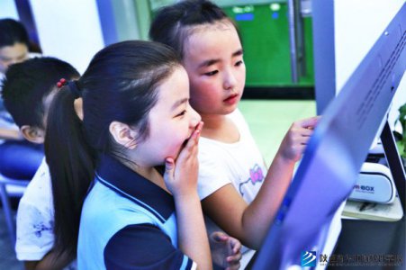 今天一批小学生来新华，声称要玩转黑科技？