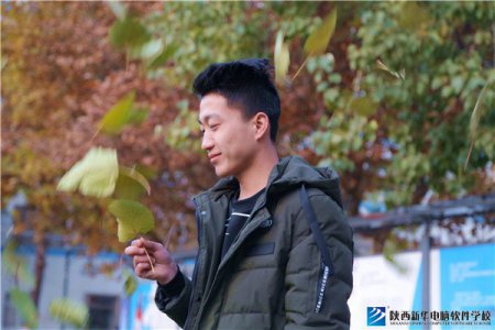 李腾飞：还没毕业就被企业抢定 这个帅小伙逆天了