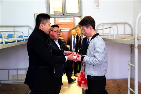 暖心！这家学校如此关怀新生！