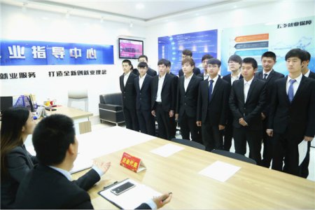“准白领”参加模拟面试，精心准备进名企