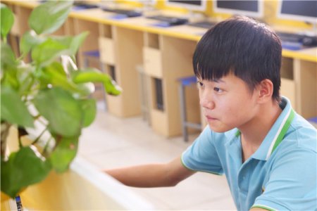 【新生】王佳银：初中生辍学来新华，根据爱好去追梦
