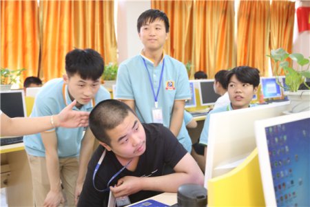 【新生】较强大脑数学天才 放弃传统道路来新华寻梦