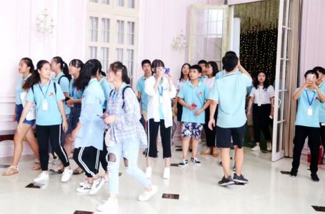 【企业游学】2018级新生校企订单班去参观摄影行业巨头“费司摄影