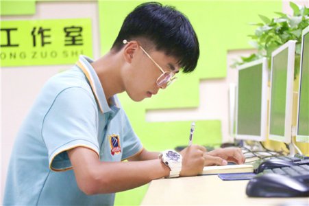 【新生】王信帆：不想一辈子给别人打工，安康小伙来学IT