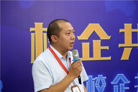 优秀教师专访|侯冬：爱生如子，待生如友