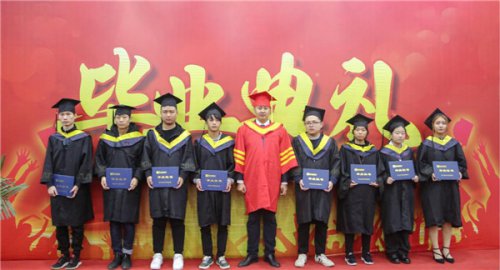 扬帆起航正当时，陕西新华2018年秋季毕业典礼隆重举行