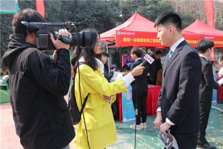 聚焦两会 关注就业|媒体报道陕西新华校园招聘会火爆场面