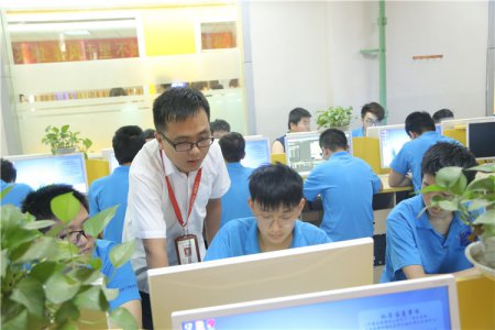 【师说】|何伟老师：甘为人梯 情沃桃李