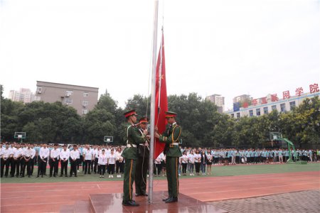 陕西新华今迎新生，升旗仪式开启新学期第一课
