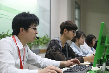 新中国成立70周年·新华70人桃李芬芳奖--爱岗敬业的油锡民老师