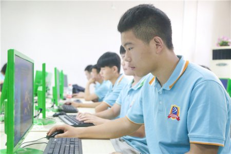 【新生故事】不能一辈子打工，趁年轻重返校园学技术