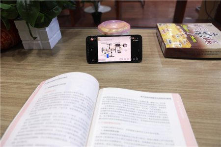 #百家专场讲座#西安工业大学教授为新华学子讲解无人机组成与应用
