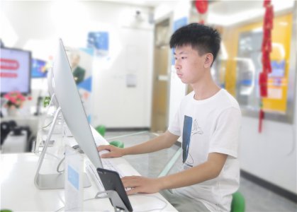 初中生学什么好？千里追梦来新华，学互联网技术逆袭人生