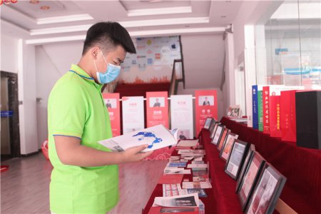 大学生哥哥推荐来新华 报读订单班学UI专业
