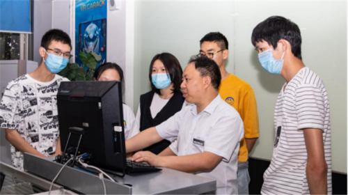 媒体关注：新华电脑学校老师 ▎不忘初心 新华十载风雨同舟