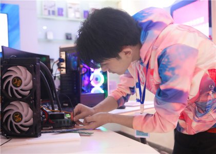为梦想 而奋斗 ，来新华重启未来路