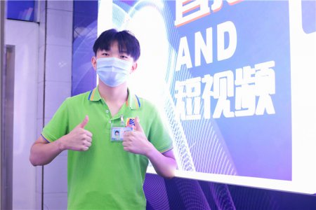 从空乘学校转校来新华，希望像舅舅那样做一名年入百万环境设计师