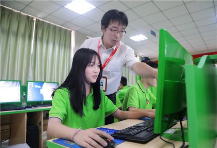新华教师奋进担当，用技能脱贫托举希望