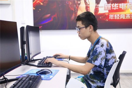 初中学霸转学到新华  开启电竞新未来