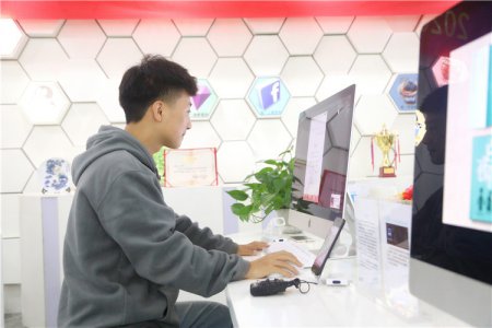 在亲戚的推荐下来新华 实训机会多学习更放心