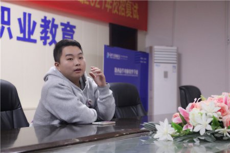 毕业季，校园双选会上演“人才抢夺战”  学生毕业及上岗