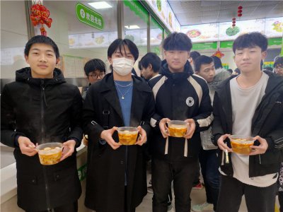冬至，陕西新华的学生餐厅里热气腾腾