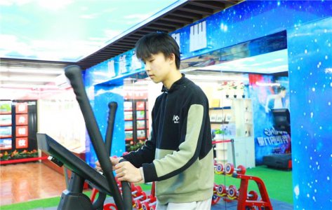 青春由磨砺而出彩，人生因奋斗而升华