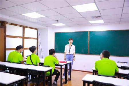 新华学子  踏梦前行-职教周不一样的就业指导课