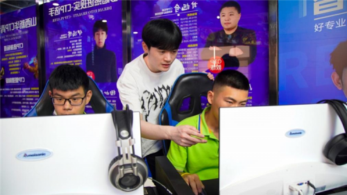 传递向上力量！新华电脑学校《老师来了》引领青年学子成长成才！