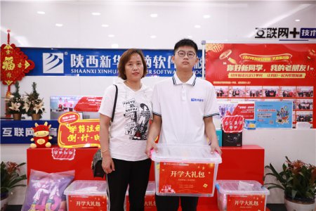 哥哥从新华毕业 推荐弟弟来新华学VR空间