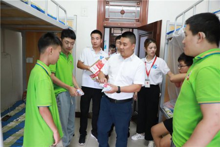 新生慰问|心系新生 传递爱与责任