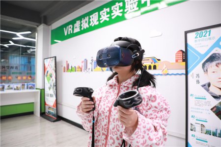 转学来新华 0基础学VR空间创意设计师 梦想证起航