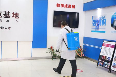 后勤老师变身防疫“大白” 守护师生健康安全