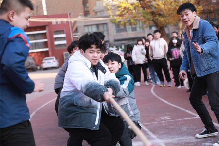“绳”采飞扬 拔出友谊 ——陕西新华举行拔河比赛