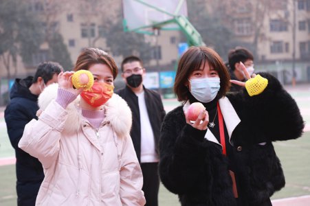 圣诞节|老师给同学们发苹果  关爱无处不在