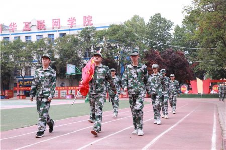 军训场上绽芳华，迷彩青春展绚丽风姿